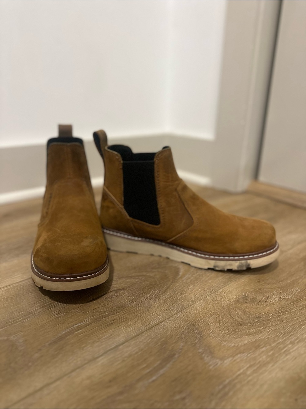 Men’s BRUNT boots.